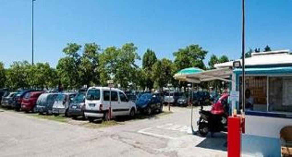 Hotel Arno Misano Adriatico Exterior photo