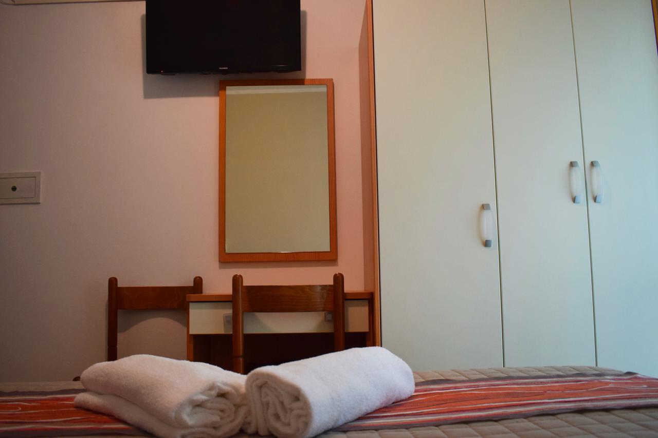Hotel Arno Misano Adriatico Exterior photo